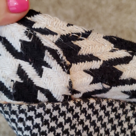 Tom's size 7.5 super cute shoes - Picture 2 of 3